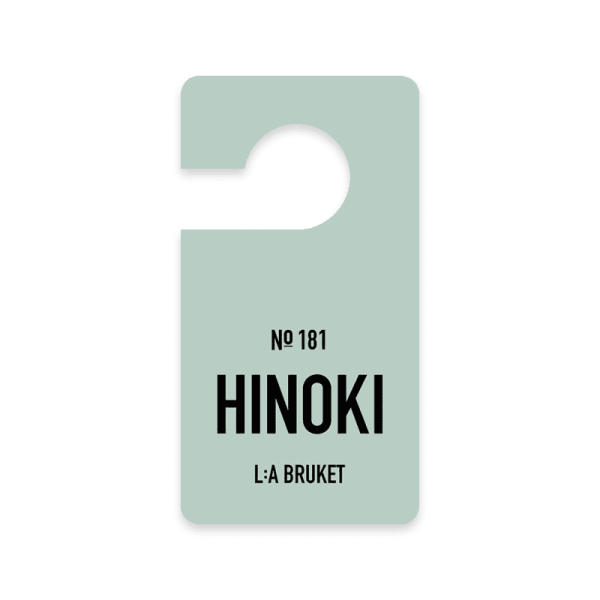 Türanhänger mit der Aufschrift 'No 181 HINOKI L:A BRUKET' auf grünem Hintergrund.