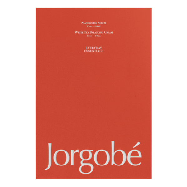 Rotes Produktbild von Jorgobé mit Niacinamid Serum und White Tea Balancing Cream, beschriftet mit 'Everyday Essentials'.