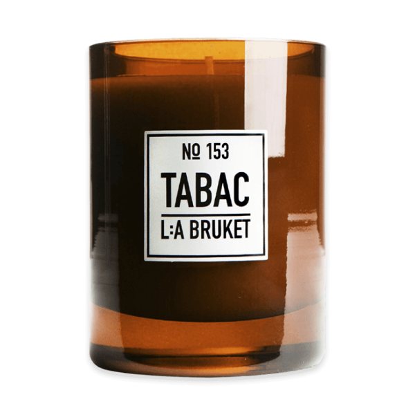 Braune Duftkerze in Glas mit der Aufschrift 'N° 153 TABAC L:A BRUKET'.