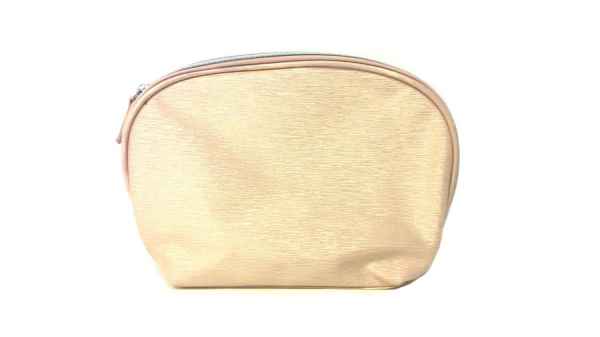 Beige Kosmetiktasche mit Reißverschluss auf weißem Hintergrund.