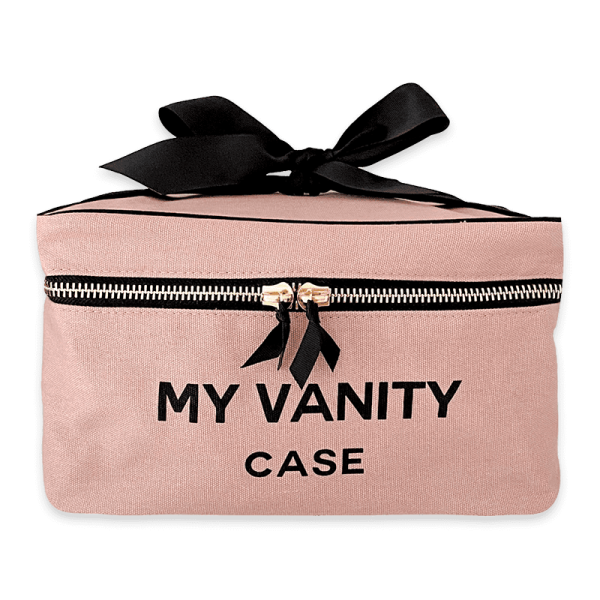 Rosa Kosmetiktasche mit schwarzer Aufschrift 'MY VANITY CASE' und schwarzer Schleife.