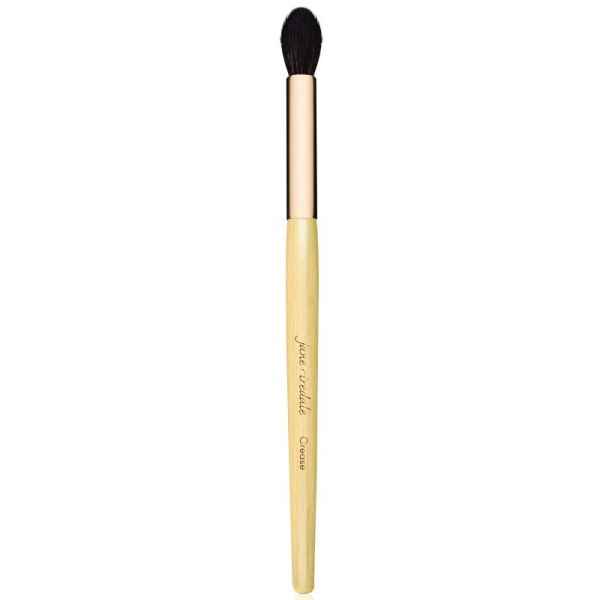 Jane Iredale Crease Brush mit hellem Holzgriff und dunklen Borsten, auf weißem Hintergrund.