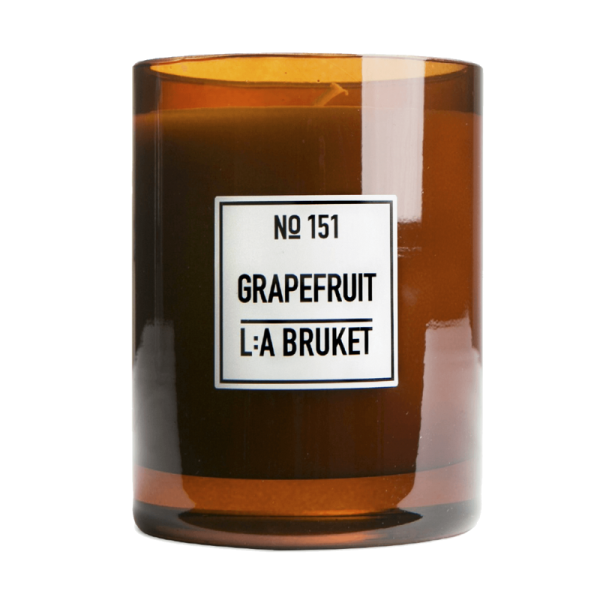 Braune Duftkerze Nr. 151 Grapefruit von L:A Bruket in einem Glasbehälter.