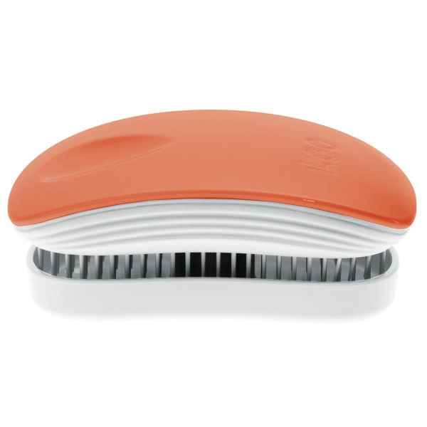 Eine orange-weiße Haarbürste mit grauen Borsten auf weißem Hintergrund.