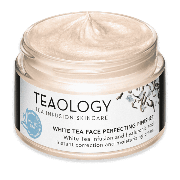 Ein Glasbehälter mit Teaology White Tea Face Perfecting Finisher Creme, angereichert mit weißem Tee und Hyaluronsäure.