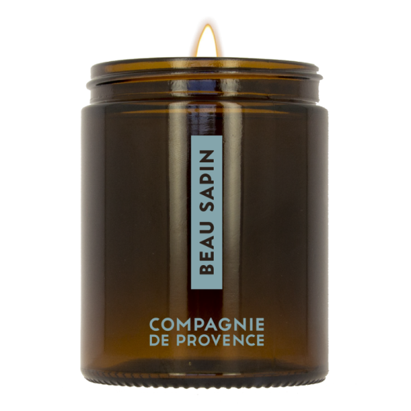 Braune Duftkerze 'Festive Pine' von Compagnie de Provence, brennend.