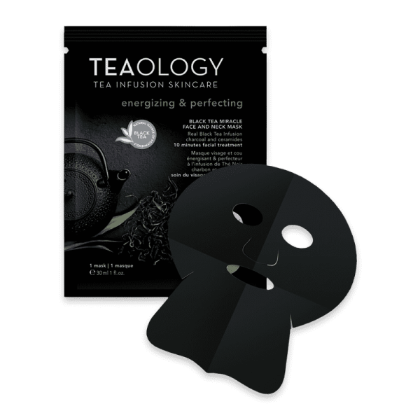 Schwarze Gesichts- und Halsmaske von Teaology, Verpackung und Maske auf grünem Hintergrund.