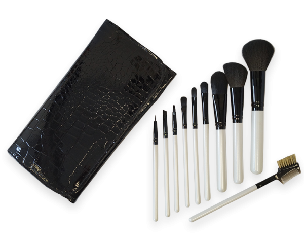 Schwarzes Etui mit zehn weißen Make-up-Pinseln, darunter Puder-, Rouge- und Augenbrauenpinsel.
