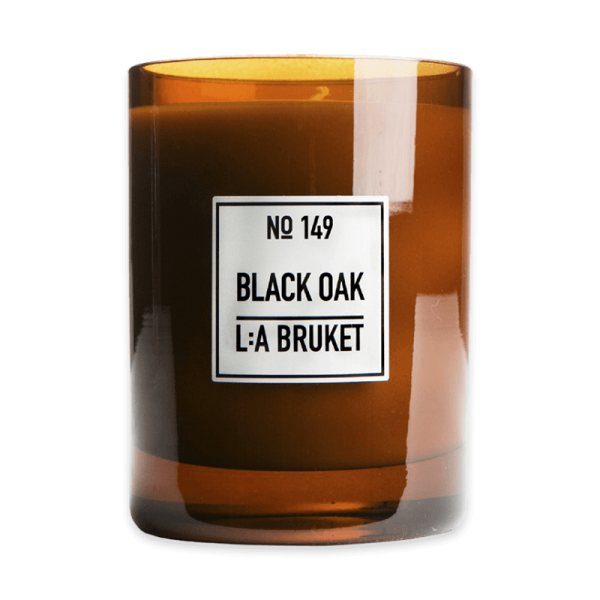 Braune Duftkerze im Glas mit der Aufschrift 'No 149 BLACK OAK L:A BRUKET'.