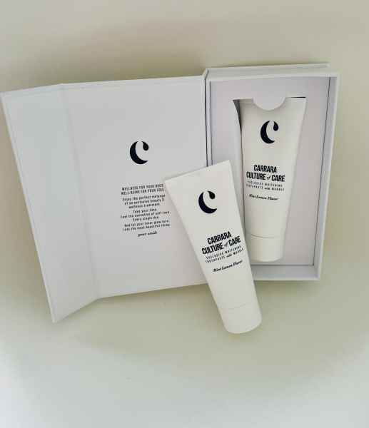Zwei weiße Tuben 'Carrara Culture Care' in einer offenen weißen Box auf einem weißen Hintergrund.