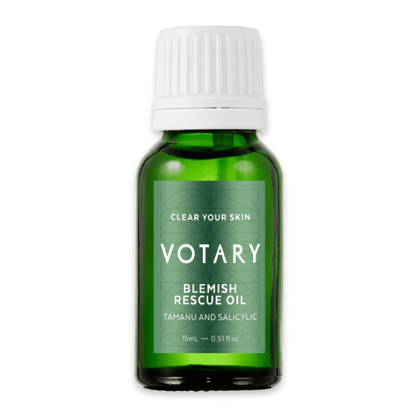 Grüne Flasche Votary Blemish Rescue Oil, 15ml, mit Tamanu und Salicylsäure, auf weißem Hintergrund.