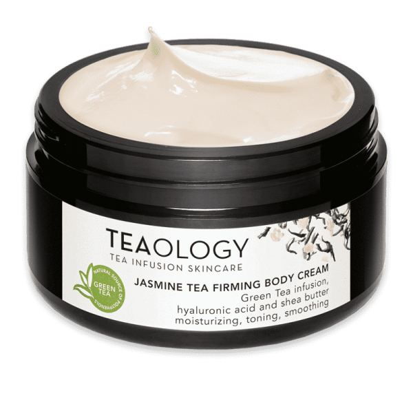 Schwarze Dose mit Jasmine Tea Firming Body Cream von Teaology, geöffnet, weiße Creme sichtbar.