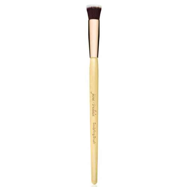 Jane Iredale Sculpting Brush mit hellem Holzgriff und goldener Zwinge, ideal zum Konturieren und Modellieren des Gesichts.