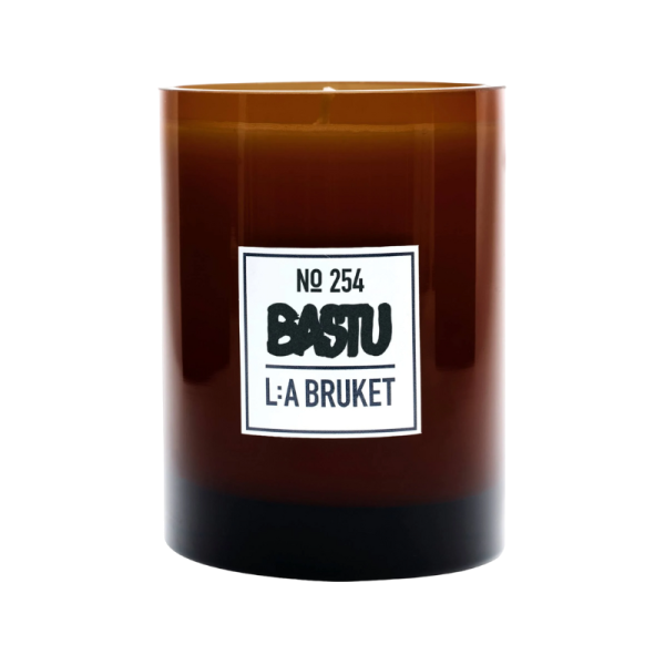Braune Duftkerze von L:A Bruket, No. 254 Bastu, 260 g.