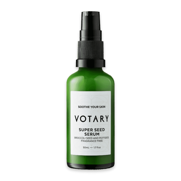 Grüne Flasche Votary Super Seed Serum, 50ml, mit schwarzem Sprühkopf und weißem Etikett.