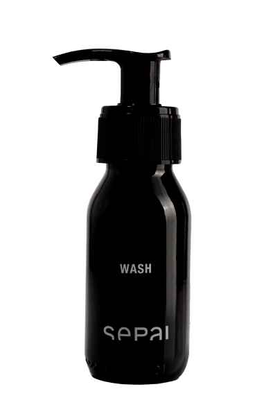 Schwarze Sepai Wash Flasche mit Pumpspender auf weißem Hintergrund.