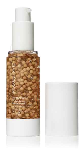 HydroPure Tinted Serum in einer durchsichtigen Flasche mit weißem Pumpverschluss und abgenommenem Deckel.