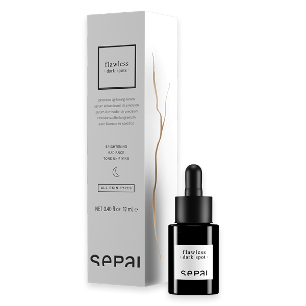 Flasche und Verpackung von Sepai Flawless Dark Spots Serum, 12 ml, für alle Hauttypen, auf weißem Hintergrund.