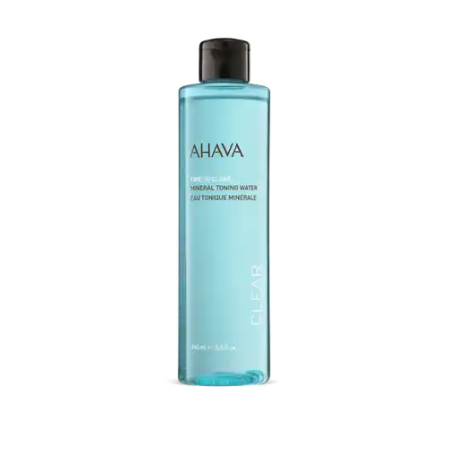 Eine Flasche Ahava Mineral Toning Water mit blauem Etikett und schwarzem Deckel, 250 ml.
