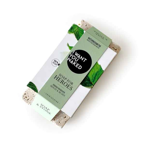 Verpackte Seife 'Soap for Heroes' von 'I Want You Naked' mit grünem Etikett und Naturstein-Hintergrund.