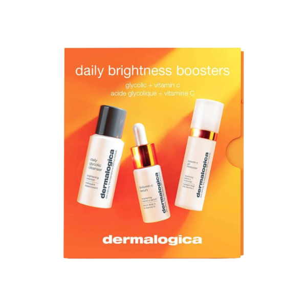 Drei Dermalogica-Produkte aus der 'Daily Brightness Boosters'-Serie auf orangefarbenem Hintergrund.