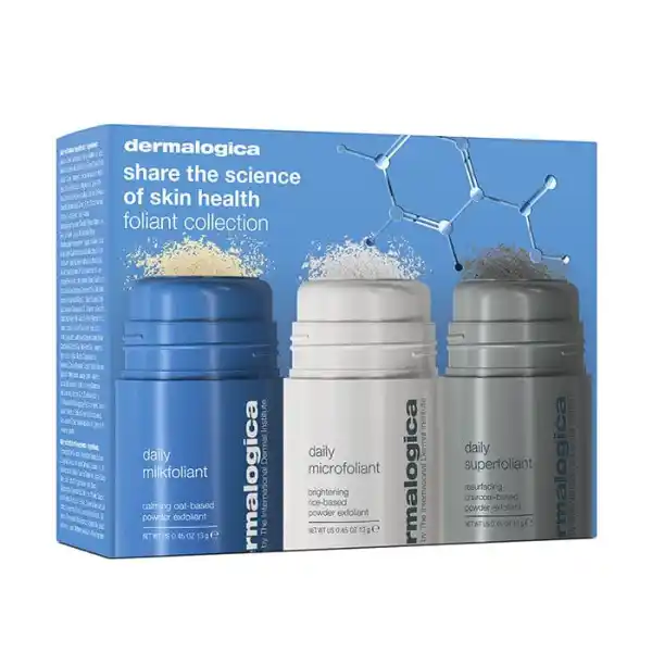 Drei Dermalogica Peelingprodukte in blauen, weißen und grauen Behältern vor einer blauen Verpackung mit chemischen Strukturen.