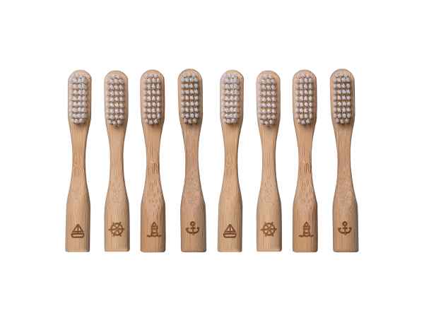 Acht Bambuszahnbürsten mit unterschiedlichen Symbolen auf den Griffen, auf weißem Hintergrund.