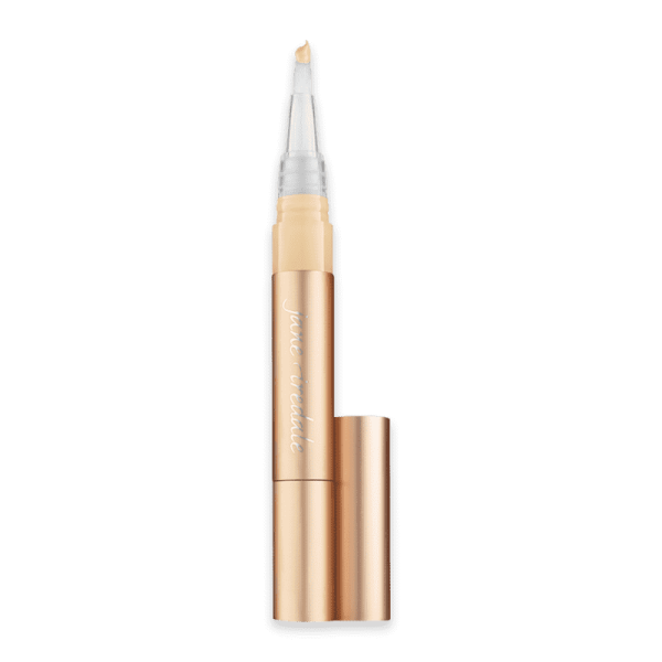 Goldener Concealer-Stift mit Pinselapplikator und abnehmbarem Deckel auf weißem Hintergrund.