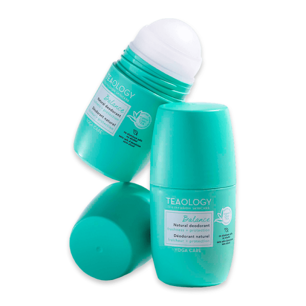 Zwei türkisfarbene TEAOLOGY Balance Deodorant-Roller mit geöffnetem und geschlossenem Deckel auf weißem Hintergrund.