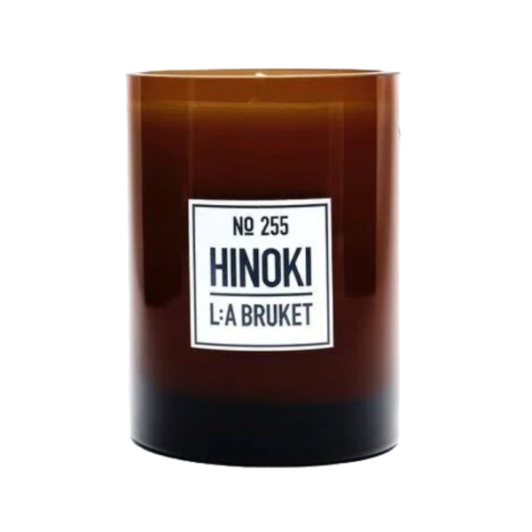 Braune Duftkerze von L:A Bruket, No. 255 Hinoki, 260g, in einem Glasbehälter.
