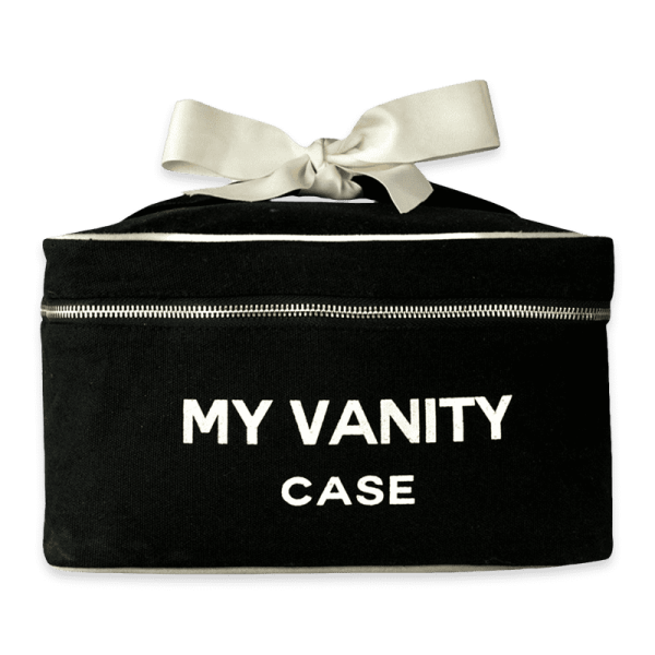 Schwarze Kosmetiktasche mit weißer Aufschrift 'MY VANITY CASE' und weißer Schleife oben.