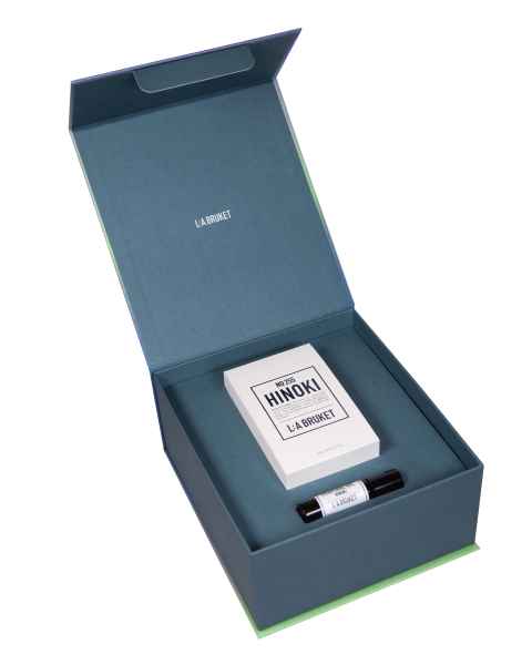 Offene Geschenkbox mit Hinoki-Seife und Parfüm von L:A Bruket.