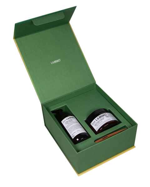 Offene grüne Geschenkbox mit La Bruket Duschgel und Körperpeeling.