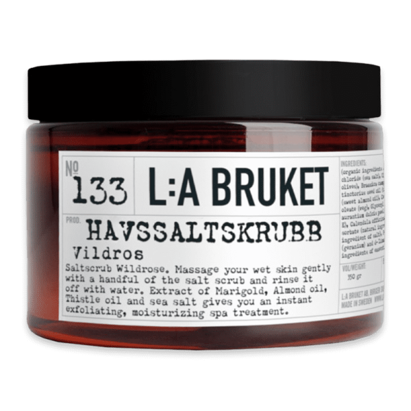 Ein Glasbehälter mit L:A Bruket Havssaltskrubb Wildrose, Produktnummer 133, auf weißem Hintergrund.