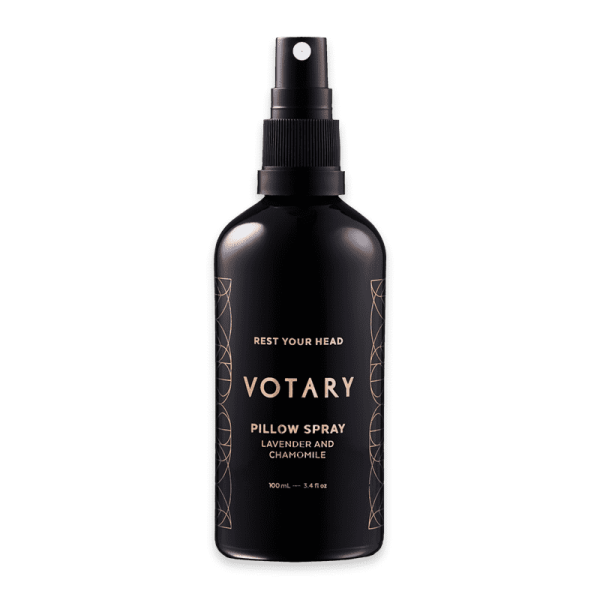 Schwarze Flasche Votary Pillow Spray mit Lavendel und Kamille, 100 ml, auf weißem Hintergrund.