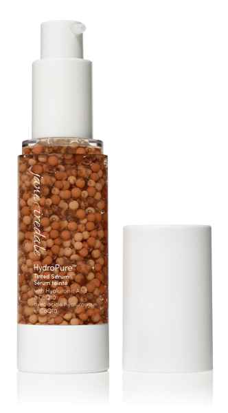 HydroPure Tinted Serum mit Hyaluronsäure und CoQ10 in einer durchsichtigen Flasche mit weißem Pumpverschluss und abgenommenem Deckel.