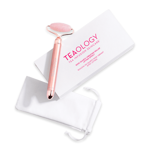 Rosenquarz-Lifting-Roller von Teaology mit weißem Beutel und Verpackung.
