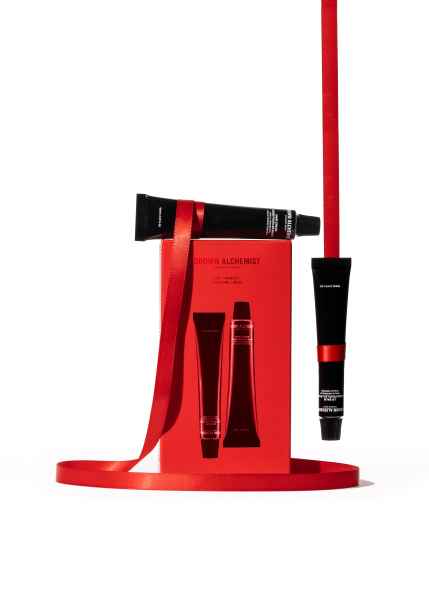 Grown Alchemist Lip & Hand Kit in schwarzer und roter Verpackung mit rotem Band.