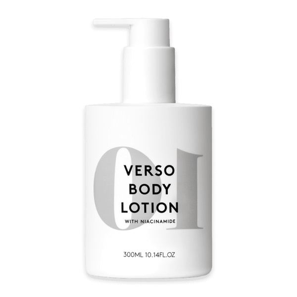Verso Body Lotion mit Niacinamid, 300ml Flasche mit Pumpspender, weißes Design mit grauer Schrift.