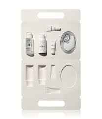 Ein Set von Hautpflegeprodukten in einer weißen Verpackung, bestehend aus Flaschen, Tuben und Tiegeln.