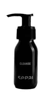 Schwarze Sepai Cleanse Flasche mit Pumpspender, Produkt zur Hautreinigung.