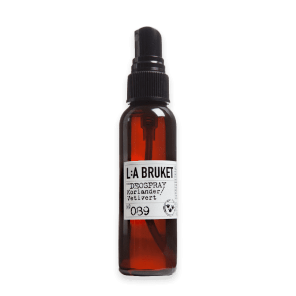Braunes Glasfläschchen mit schwarzem Sprühkopf, Etikett 'L:A BRUKET DEOSPRAY Koriander Vetiver No 089'.
